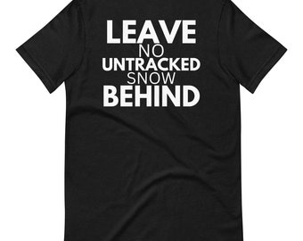 Puede incluir: Camiseta negra con texto blanco que dice "LEAVE NO UNTRACKED SNOW BEHIND".