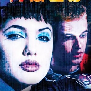 Puede incluir: Cartel de la película "Hackers" con dos personas y un efecto de matriz digital. El título "Hackers" está en naranja y amarillo. La mujer tiene sombra de ojos azul y lápiz labial oscuro. El hombre está en el fondo.