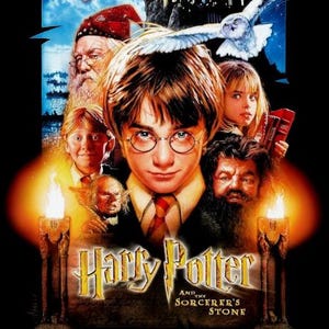 Puede incluir: Cartel de la película "Harry Potter y la piedra filosofal". Harry Potter en el centro, rodeado de otros personajes. El título dorado sobre un fondo oscuro muestra un castillo, un búho y velas.