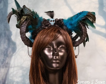 Gotische hoofdband ramshoorn – blauwgroen veren, voodoo-schedel, cosplaykostuum