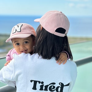 Gorra con letras personalizadas en color rosa - Gorras personalizadas para bebés, niños pequeños, jóvenes y adultos - Gorras con iniciales familiares a juego - Accesorios personalizables
