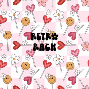Op de afbeelding: Een roze en witte geruite achtergrond met een herhalend patroon van harten, bloemen en smiley-gezichten op lollystokjes. De tekst "RETRO RACH" staat in het midden van de afbeelding.