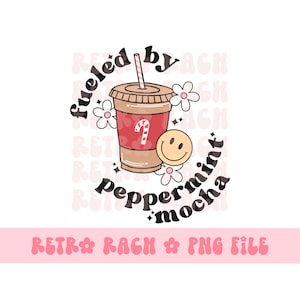 Può includere: Un design grafico retrò con il testo "fueled by peppermint mocha" in un cerchio attorno a un'immagine di cartone animato di una tazza di caffè con una canna di zucchero e un viso sorridente.