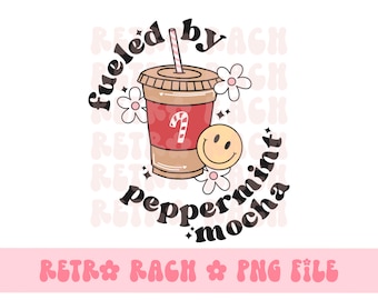 Puede incluir: Un diseño gráfico retro con el texto "fueled by peppermint mocha" en un círculo alrededor de una imagen de dibujos animados de una taza de café con un bastón de caramelo y una cara sonriente.