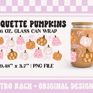 Puede incluir: Un envoltorio de lata de vidrio con un diseño de calabaza. El envoltorio presenta varias calabazas en tonos naranja, rosa y blanco, adornadas con motivos florales y lazos. Se muestra el texto "COQUETTE PUMPKINS" y "16 OZ. GLASS CAN WRAP". Mide 24.08 cm x 9.40 cm.