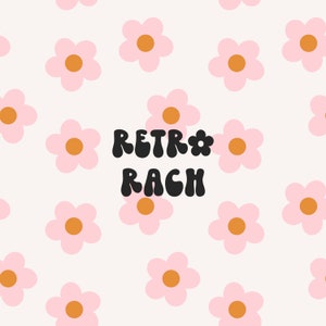 Könnte beinhalten: Ein weißer Hintergrund mit einem sich wiederholenden Muster aus rosa Blüten. Der Text "RETRO RACH" befindet sich in der Mitte des Bildes in Schwarz, mit einer stilisierten Blume zwischen den Wörtern.