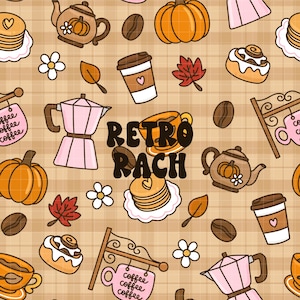Op de afbeelding: Een herhalend patroon op een beige ruitjesachtergrond met illustraties van pompoenen, koffiebonen, moka-potten, koffiebekers, kaneelbroodjes, pannenkoeken en bloemen. De tekst RETRO RACH staat in het midden in zwarte, dikke, ronde letters.