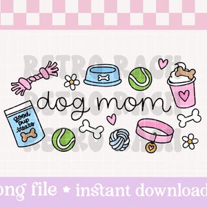 Puede incluir: Ilustración caprichosa con las palabras "dog mom" rodeadas de iconos caninos. Incluye un collar rosa, pelotas de tenis, un cuenco para perros, golosinas y corazones. El fondo es un patrón de cuadros rosa claro y blanco.