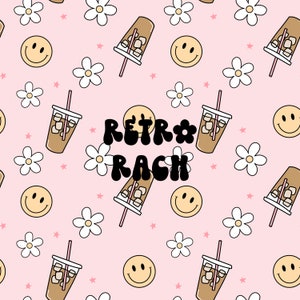 Könnte beinhalten: Ein rosa Hintergrund mit einem sich wiederholenden Muster aus Eiskaffee, Gänseblümchen, Smiley-Gesichtern und Sternen. Der Text "Retro Rach" befindet sich in der Mitte des Bildes.
