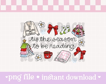 Può includere: Illustrazione digitale a tema accogliente, con un cardigan bianco, fiocchi rossi, calzini verdi, una pila di libri, un albero di Natale, una tazza e una coperta. Il testo recita "tis the season to be reading."