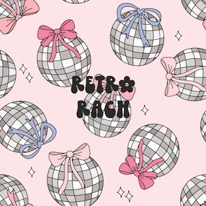 Puede incluir: Un patrón repetitivo de bolas de discoteca adornadas con lazos rosas y azules pastel. El texto "Retro Rach" se muestra en una fuente retro. El fondo es de color rosa pálido, con pequeños acentos de estrellas.