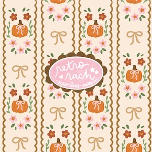 Peut inclure: Un motif sans couture avec des citrouilles oranges, des fleurs roses et des nœuds beiges sur un fond crème. Le motif comprend des rayures verticales festonnées avec des accents marron. Le texte "retro rach seamless pattern" est dans un ovale rose.