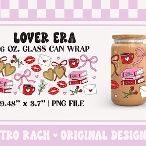 Puede incluir: Una descarga digital para una envoltura de lata de vidrio de 16 onzas con un diseño rosa, rojo y blanco con corazones, libros y labios. El diseño se titula "Lover Era" y mide 9,48 pulgadas por 3,7 pulgadas.