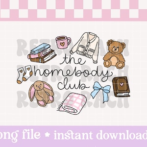 Könnte beinhalten: Digitale Illustration mit gemütlichen Gegenständen: Bücher, Tasse mit Herz, Strickjacke, Teddybär, Socken, Hase, Decke, Schleife und Buch. Der Text "the homebody club" ist ebenfalls vorhanden.