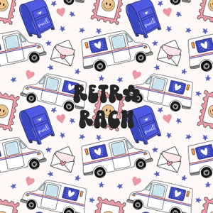 Op de afbeelding: Een naadloos patroon met een witte postwagen met rode en blauwe strepen, een blauwe brievenbus met een hart en het woord "mail", roze harten, blauwe sterren en roze postzegels met een smiley. De tekst "RETRO RACH" is in zwart en wit.