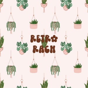 Op de afbeelding: Een naadloos patroon met hangende planten in verschillende stijlen, waaronder een monstera, slangplant en een hangplant. De achtergrond is lichtroze en de tekst "RETRORACH" is geschreven in bruine, retro-lettertypen.