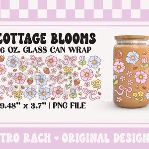 Puede incluir: Un envoltorio de lata de vidrio con un diseño floral que presenta flores rosas, azules y amarillas, fresas y lazos. Se muestra el texto "COTTAGE BLOOMS" y "16 OZ. GLASS CAN WRAP". El envoltorio mide 24.08 cm por 9.4 cm.