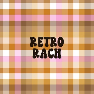 Può includere: Un design grafico quadrato con un motivo a quadri ripetuto in tonalità marrone, beige, bianco e rosa chiaro. Al centro dell'immagine si trova il testo "RETRO RACH" scritto in un carattere grassetto, marrone scuro, arrotondato e stile bolla.