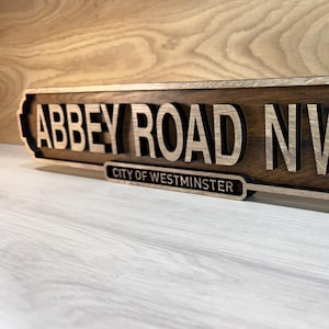 アビーロードの道路標識 – 木製の多層デザイン