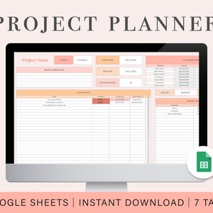 Puede incluir: Una pantalla de ordenador que muestra una plantilla de planificador de proyectos de Google Sheets. La plantilla está diseñada para ayudar a los usuarios a organizar y gestionar proyectos. Incluye secciones para el nombre del proyecto, los objetivos, las fechas de inicio y fin, los pasos de acción, las fechas límite, la asignación, la prioridad, el presupuesto y los colaboradores. La plantilla está en un esquema de color rosa claro y naranja.