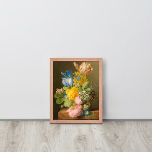 Puede incluir: Una pintura enmarcada de un bodegón con un ramo de flores coloridas en un jarrón. Las flores incluyen una rosa rosa, rosas amarillas, iris azules, flores blancas y amarillas y un tulipán rosa y blanco.