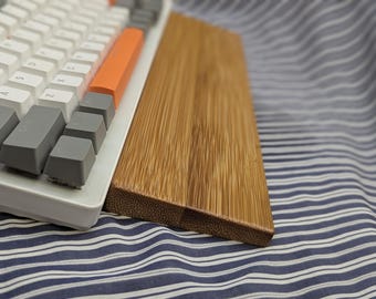 Reposamuñecas de teclado de bambú artesanal: decoración ergonómica para la oficina