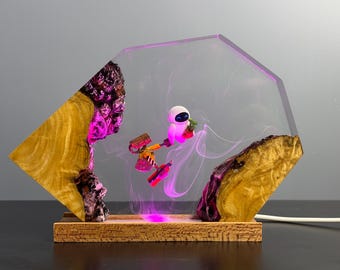 Lampada in resina epossidica ispirata a Wall-E ed EVE - Luce notturna in legno di caffè fatta a mano, decorazione da scrivania a LED USB, regalo romantico personalizzato, regalo per bambini