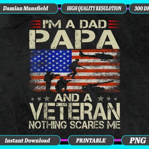 Può includere: Un design grafico con il testo I'M A DAD PAPA AND A VETERAN NOTHING SCARES ME. L'immagine include una bandiera americana invecchiata sullo sfondo con sagome di soldati, un elicottero e un carro armato. Il testo è in un carattere grassetto e usurato.