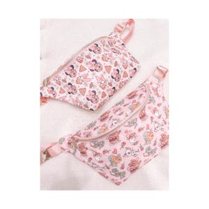 Riñonera grande de nailon, bandolera: Riñonera rosa con estampado de dibujos animados