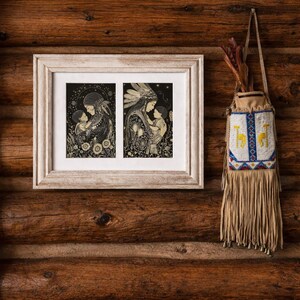 Puede incluir: Una obra de arte enmarcada con dos ilustraciones en blanco y negro de una madre y un niño. La obra de arte está en un marco blanco y cuelga de una pared de madera. Una bolsa de cuentas con flecos cuelga a la derecha.