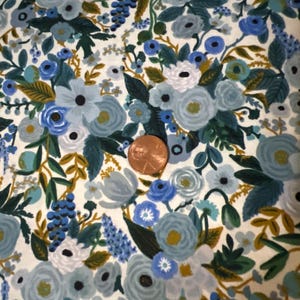 Puede incluir: Tela blanca con un patr&oacute;n floral azul y verde. La tela presenta una variedad de flores, hojas y enredaderas. Las flores son en tonos de azul, verde y blanco. Las hojas son en tonos de verde y marr&oacute;n. Las enredaderas son en tonos de verde y marr&oacute;n.