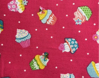 Cupcakes Daydream par Makower UK. 100% Coton. Vendu à la 1/2 verge.