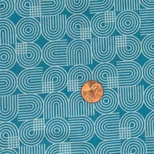 Puede incluir: Una tela de color azul cerceta con un patrón geométrico blanco repetitivo de arcos y círculos concéntricos. Una moneda de cobre está colocada sobre la tela para proporcionar una referencia de escala de los elementos impresos.