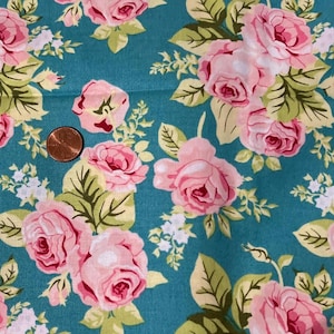 Puede incluir: Tela color turquesa con un estampado floral de rosas rosas, hojas verdes y pequeñas flores blancas. Las rosas están en diferentes etapas de floración. Se incluye una moneda de un centavo para la escala. Esta tela es adecuada para acolchar, coser o proyectos de manualidades.