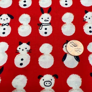 Peut inclure: Tissu rouge avec un motif de bonhomme de neige blanc. Les bonhommes de neige ont des caractéristiques animales différentes, notamment un panda, un lapin, un chat, un chien et un cochon.