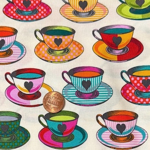 Peut inclure: Motif répété de tasses à thé et de soucoupes colorées sur fond crème. Chaque tasse à thé présente un motif de cœur et est remplie d'une couleur différente. Les soucoupes ont des pois ou des rayures. Une pièce de monnaie est incluse pour l'échelle.
