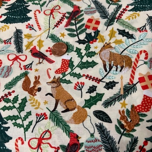 Esprit de Noël par Mia Charro pour FreeSpirit. Vendu par 1/2 mètre. 100 % coton.
