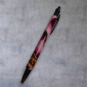 Individuelle Kugelschreiber. Gold, Schwarz und Pink