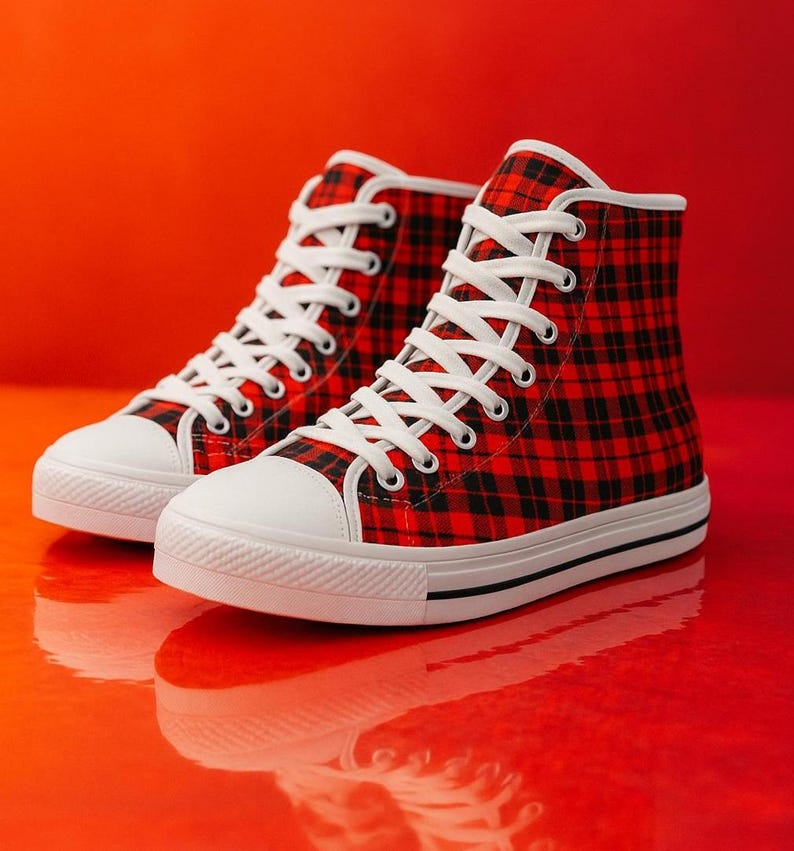 Pu&ograve; includere: Un paio di scarpe alte con un motivo a quadri rosso e nero sulla tomaia in tela. Le scarpe presentano lacci bianchi, punte in gomma bianca e suole in gomma bianca con una sottile striscia nera lungo il lato dell'intersuola.