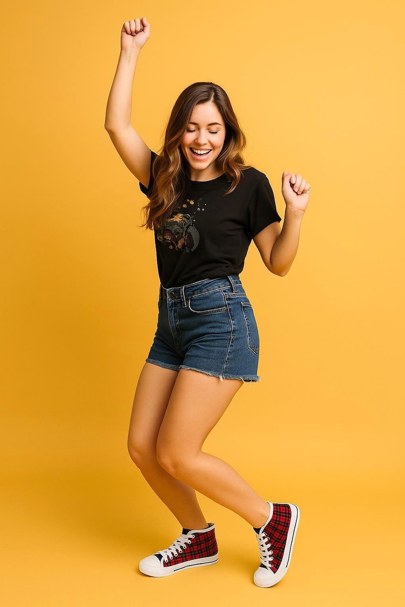 Pu&ograve; includere: Una t-shirt nera a maniche corte con una stampa grafica sul petto, abbinata a pantaloncini di jeans blu con orlo sfrangiato e sneakers alte a quadri rossi e neri con lacci bianchi e suole in gomma bianca.