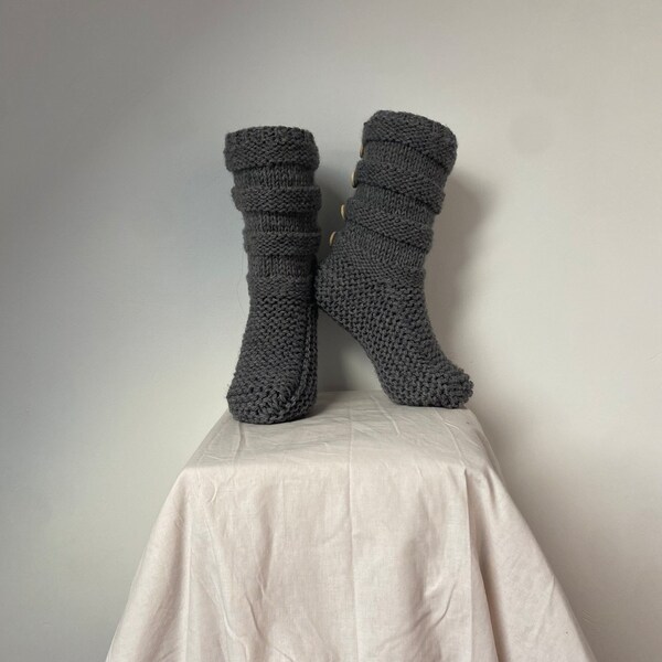 Chausson Hania Gris by Cocooning Yarns unisexe fait main au tricot en taille adulte et enfant