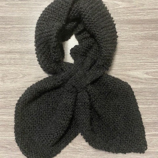 Écharpe feuille Kokiri Noir by Cocooning Yarns pour femme fait main au tricot