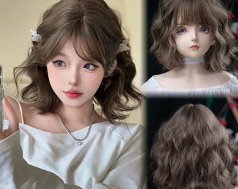 Peluca corta rizada marrón con flequillo, fibra resistente al calor.