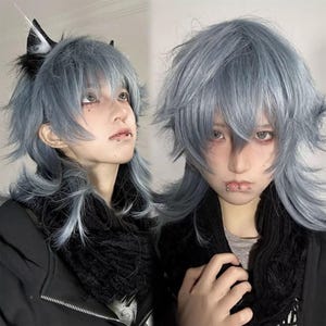 Könnte beinhalten: Zwei Bilder einer Person mit einer hellblauen Perücke mit langem, gestuftem Haar. Die Perücke hat einen natürlichen Look mit dunkleren Ansätzen. Die Person trägt außerdem einen schwarzen Schal und eine schwarze Jacke. Die Person hat mehrere Gesichtspiercings.