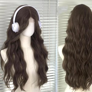 Puede incluir: Una peluca marrón con cabello largo y ondulado se muestra en un maniquí. El maniquí lleva auriculares blancos. La peluca está peinada con un patrón de ondas naturales y el color es un marrón oscuro intenso.