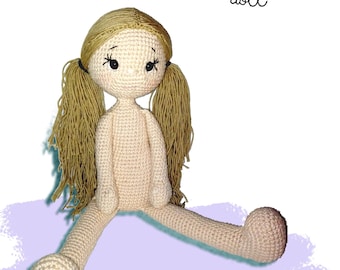 Könnte beinhalten: Eine gehäkelte Puppe namens "Malinela doll" mit blonden Haaren und einem rosa Hintergrund. Die Puppe sitzt mit gekreuzten Beinen. Der Text "model conceput de Marinela Chioriu" befindet sich unter der Puppe.