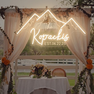Placa de neon personalizada para casamento com tema de montanha, placa com nome de casamento na montanha, placa com nomes de casais, placa "Nossa Aventura", placas de casamento para presente