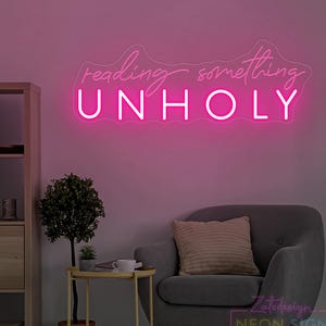 Placa de neon "Reading Something Unholy", placa de biblioteca doméstica, produtos de neon para livros, decoração de quarto para leitores ávidos, presente picante para amantes de livros, decoração de parede para livros