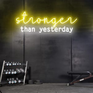 Letrero de neón Stronger Than Yesterday, letrero de gimnasio, decoración de gimnasio para el hogar, regalo para amantes del gimnasio, decoración de pared para sala de ejercicios de fitness, regalo de gimnasio, decoración de pared para gimnasio