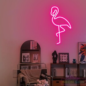 Peut inclure: Un néon rose vif en forme de flamant rose sur un mur rose. Le flamant rose est un design minimaliste. C'est un élément décoratif pour une pièce, ajoutant une touche de couleur.